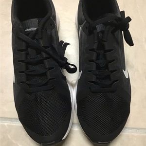 Youth Boys Nike Downshifter 8 Running Shoes.